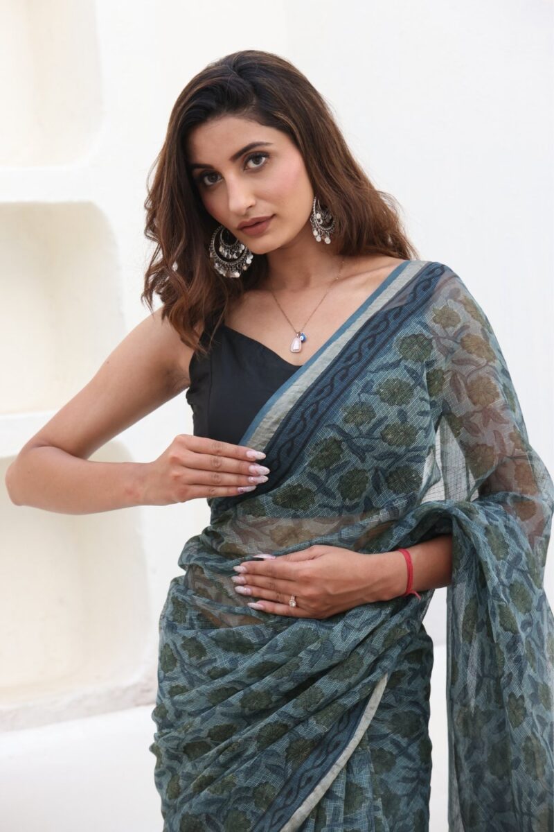 Vibrant Emerald Green Kota Doria Saree – Light, Airy & Effortlessly Elegant - Image 3