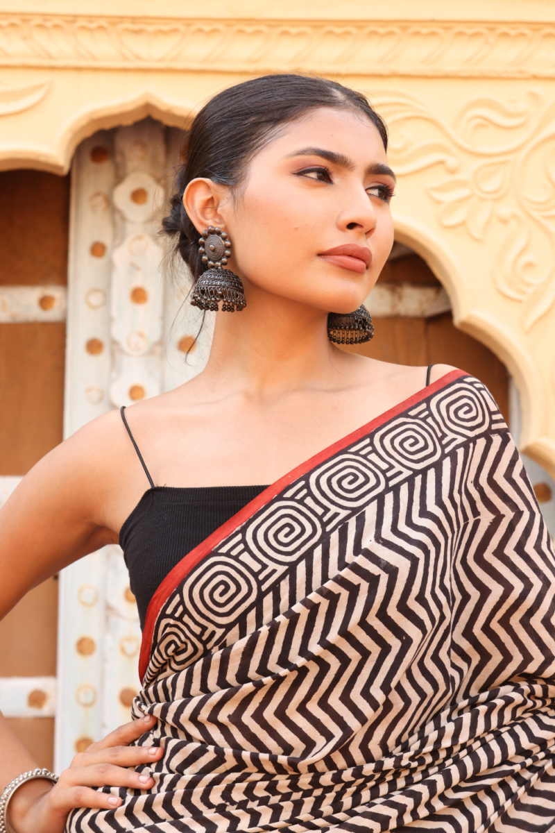 Chic Black Zigzag Sanganeri Print Saree – Intricate Traditional Artistry - Image 10
