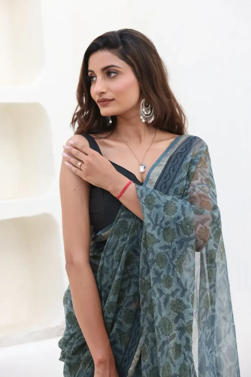 Vibrant Emerald Green Kota Doria Saree – Light, Airy & Effortlessly Elegant - Image 4