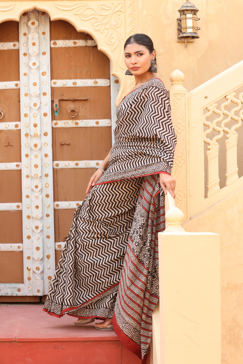 Chic Black Zigzag Sanganeri Print Saree – Intricate Traditional Artistry - Image 6