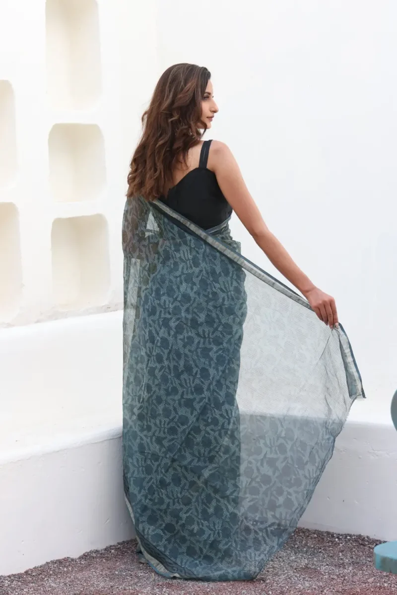 Vibrant Emerald Green Kota Doria Saree – Light, Airy & Effortlessly Elegant - Image 5