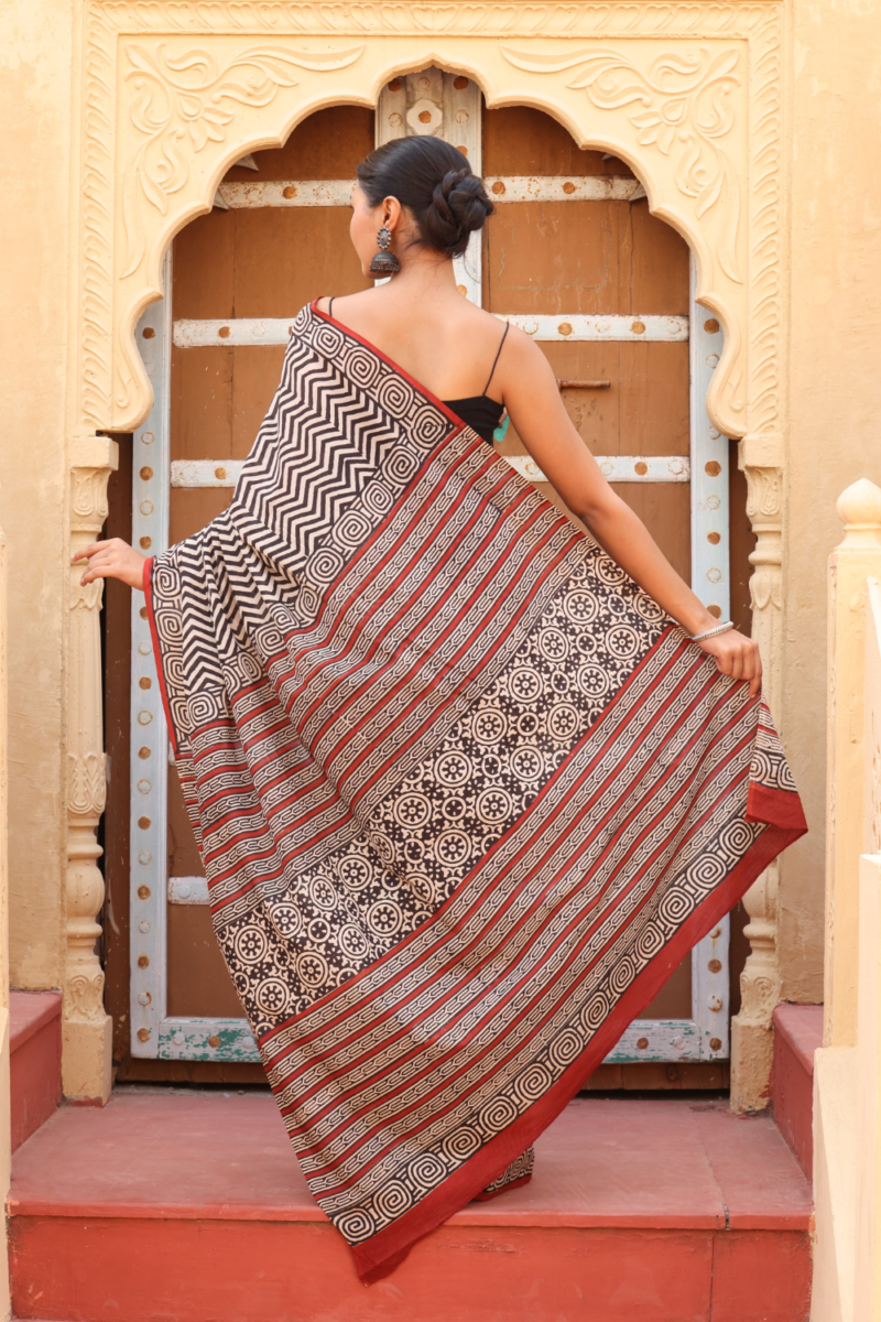 Chic Black Zigzag Sanganeri Print Saree – Intricate Traditional Artistry - Image 8