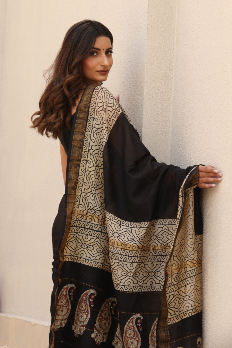 Elegant Black Maheshwari Silk Saree – Luxurious Weave with a Regal Touch - Image 9
